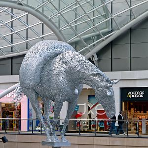 Horse_sculpture_in_the_Trinity_Centre,_Leeds_(Take