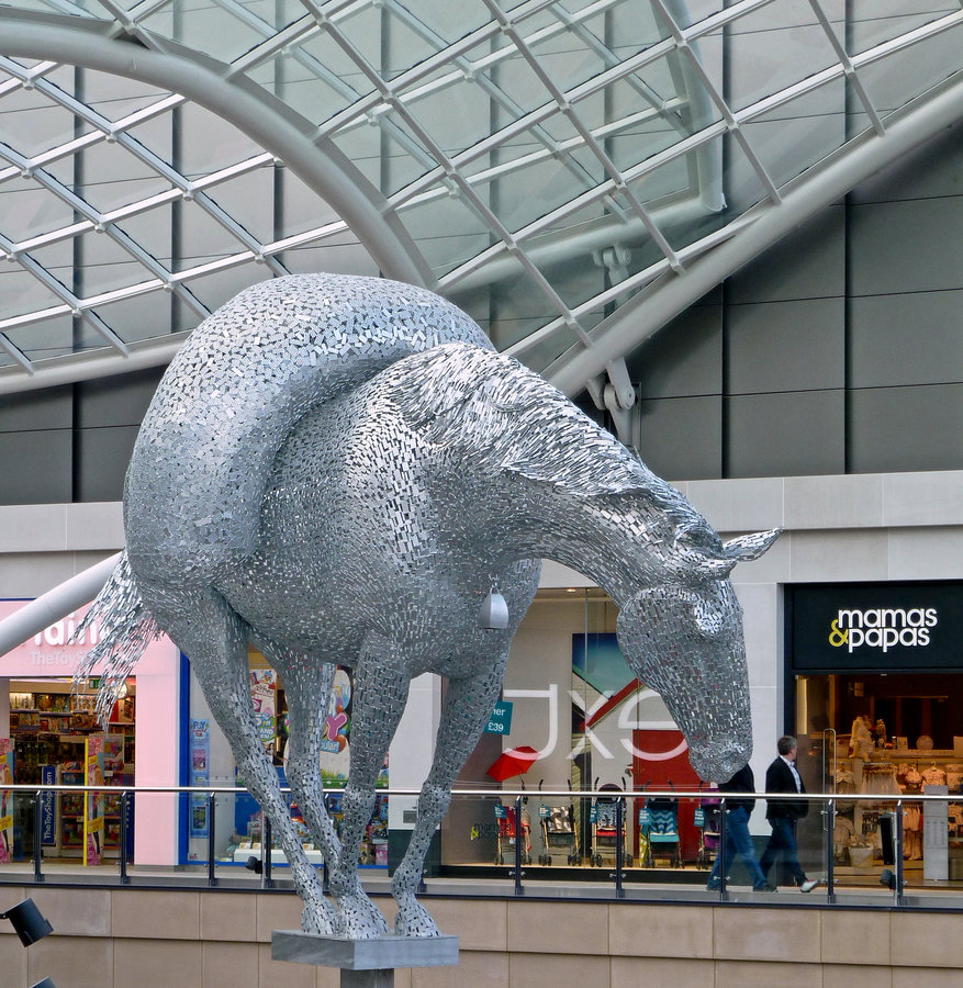 Horse_sculpture_in_the_Trinity_Centre,_Leeds_(Take